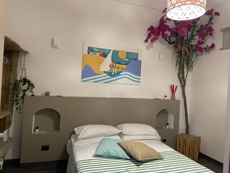 Bed, Photo of the whole room, Decorative detail