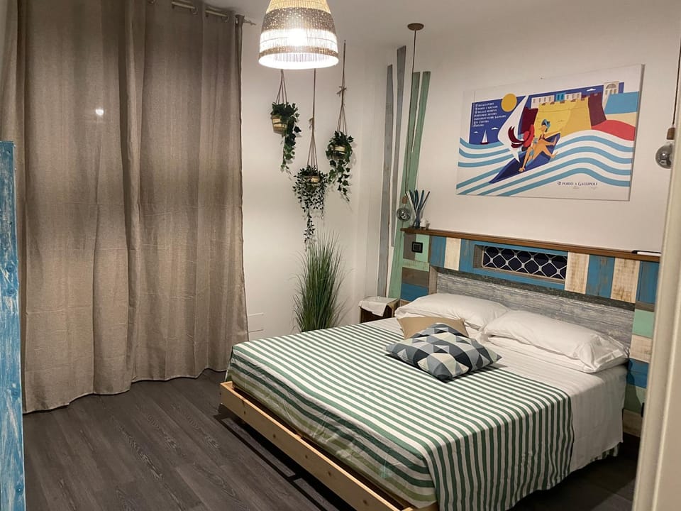 Bed, Photo of the whole room, Decorative detail, Bedroom