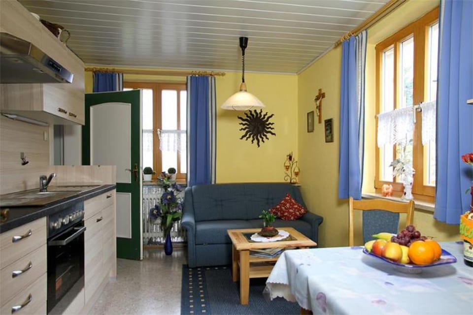 Kitchen or kitchenette, Living room, Seating area, Dining area