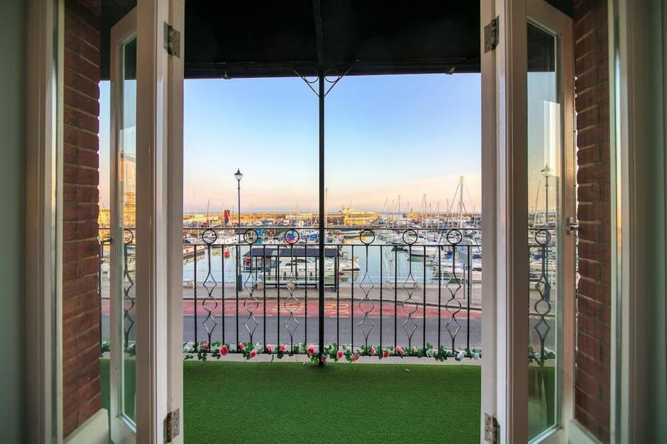Royal Harbour Retreat - Stunning views, balcony, right on harbour, by the beach Apartment in Ramsgate