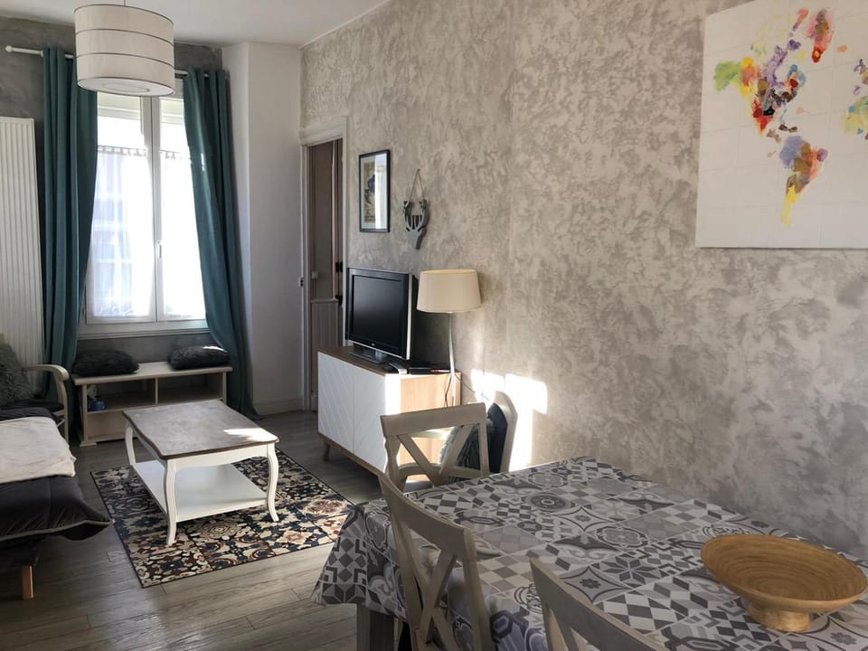 Communal lounge/ TV room, TV and multimedia, Living room