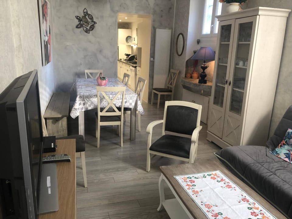 TV and multimedia, Living room, Dining area