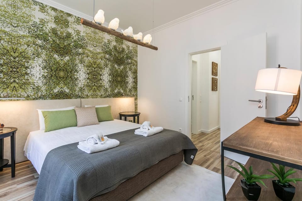 Bed, Photo of the whole room, Decorative detail, Bedroom, internet, towels