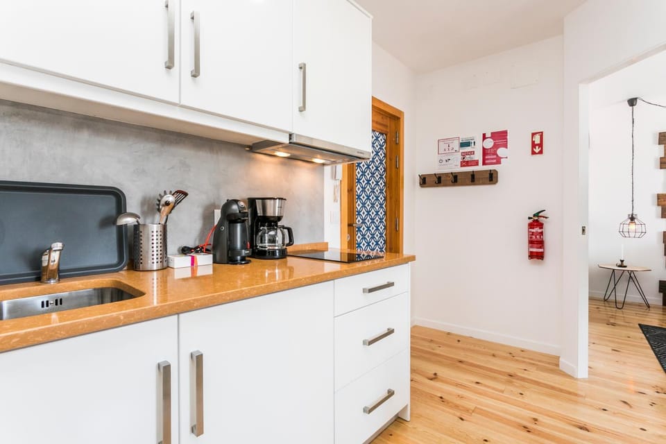 Coffee/tea facilities, Kitchen or kitchenette, flat iron, internet, stove, toaster