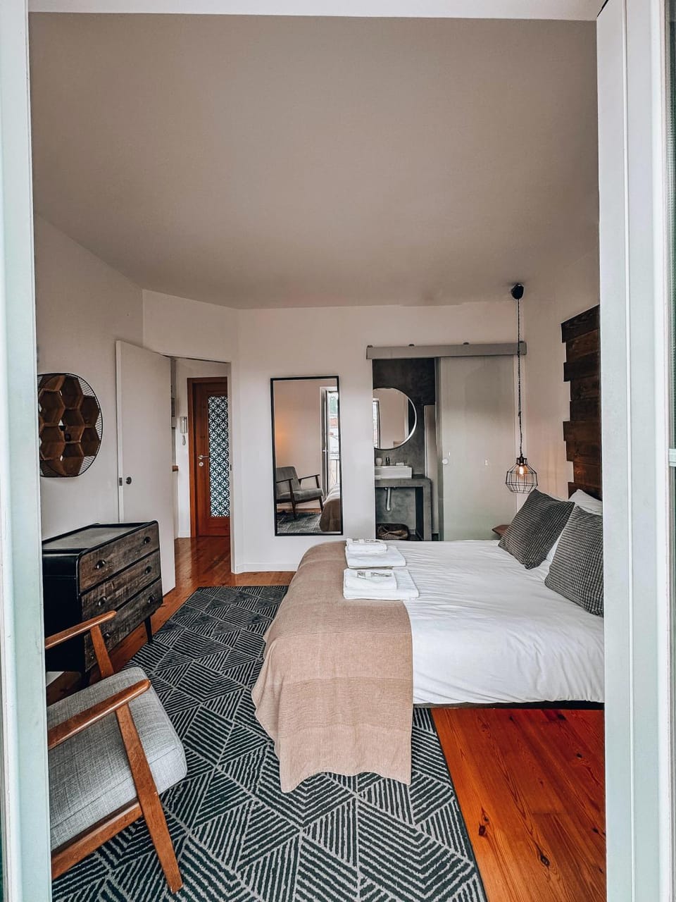 Toilet, Photo of the whole room, Decorative detail, Bedroom, internet, towels