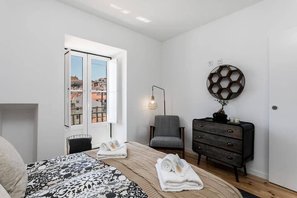 Bed, Balcony/Terrace, Photo of the whole room, Decorative detail, Bedroom, River view, towels