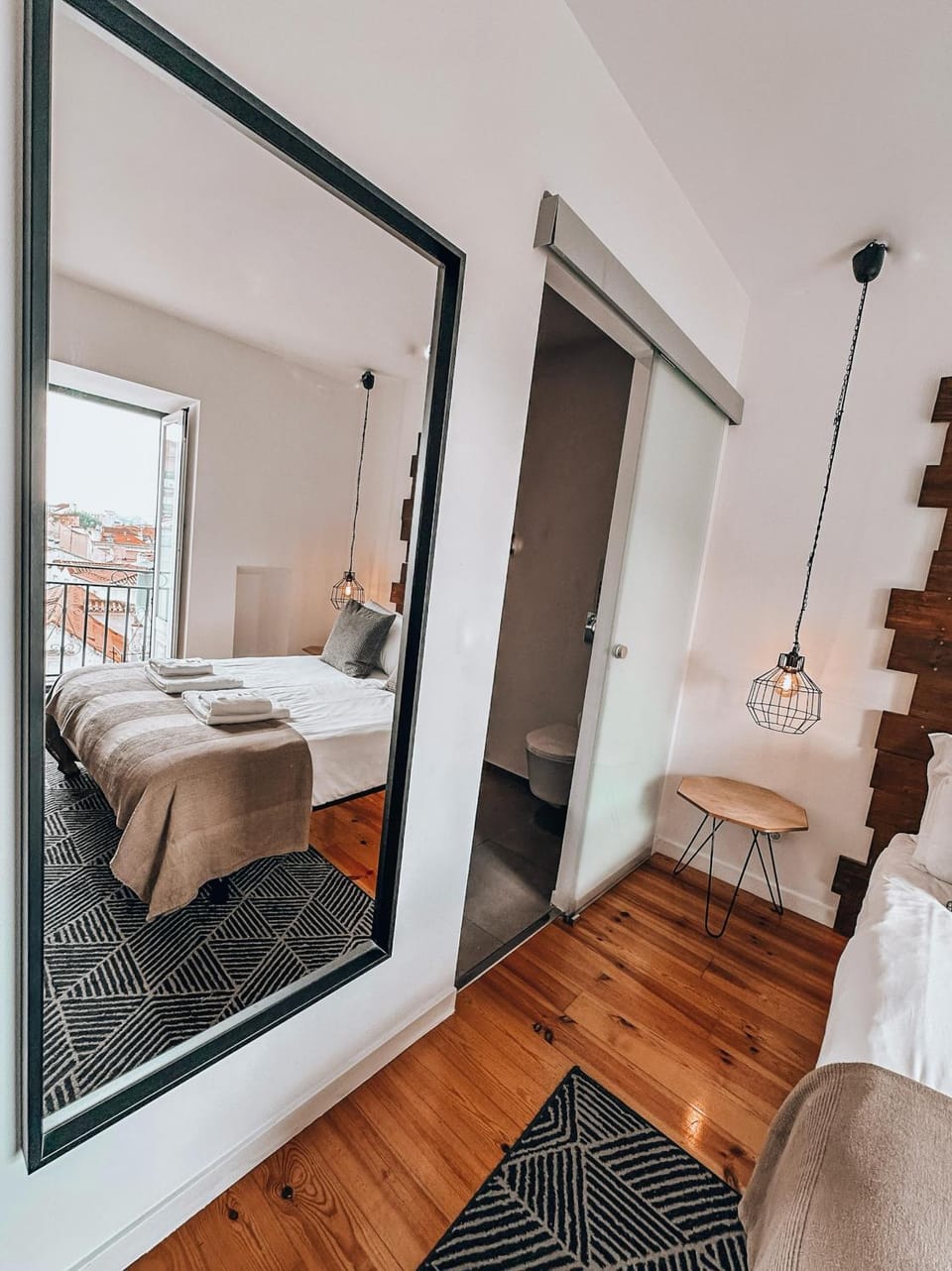 Toilet, Balcony/Terrace, Decorative detail, Bedroom, internet, towels
