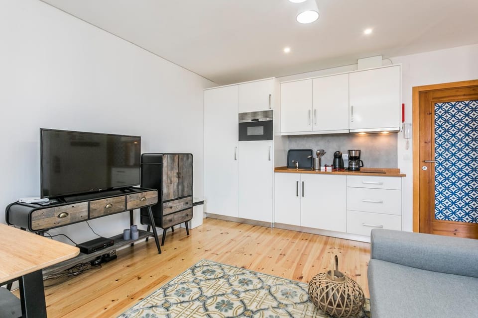 TV and multimedia, Kitchen or kitchenette, Living room, Decorative detail, Seating area, Dining area, microwave, stove