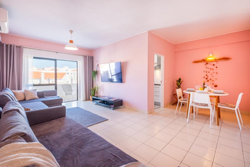 Bed, TV and multimedia, Living room, Seating area