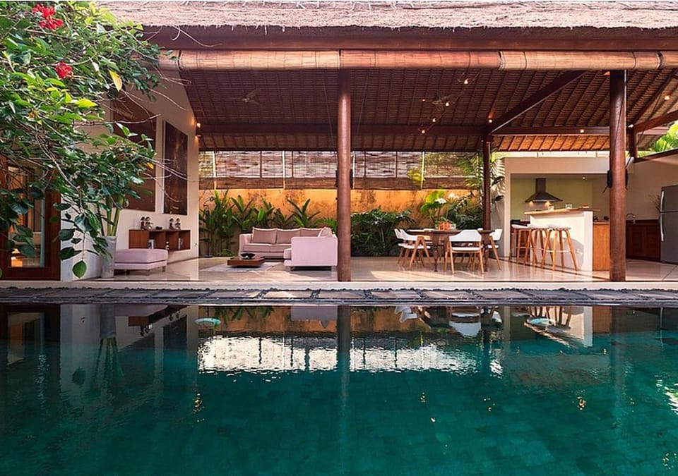 Property building, Kitchen or kitchenette, Living room, Dining area, Swimming pool