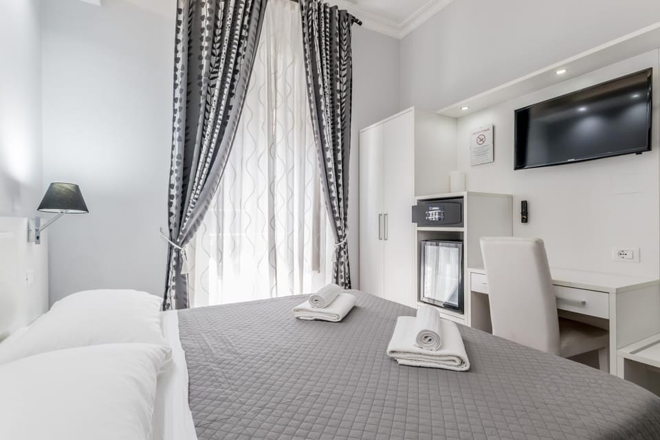 TV and multimedia, Photo of the whole room, Bedroom