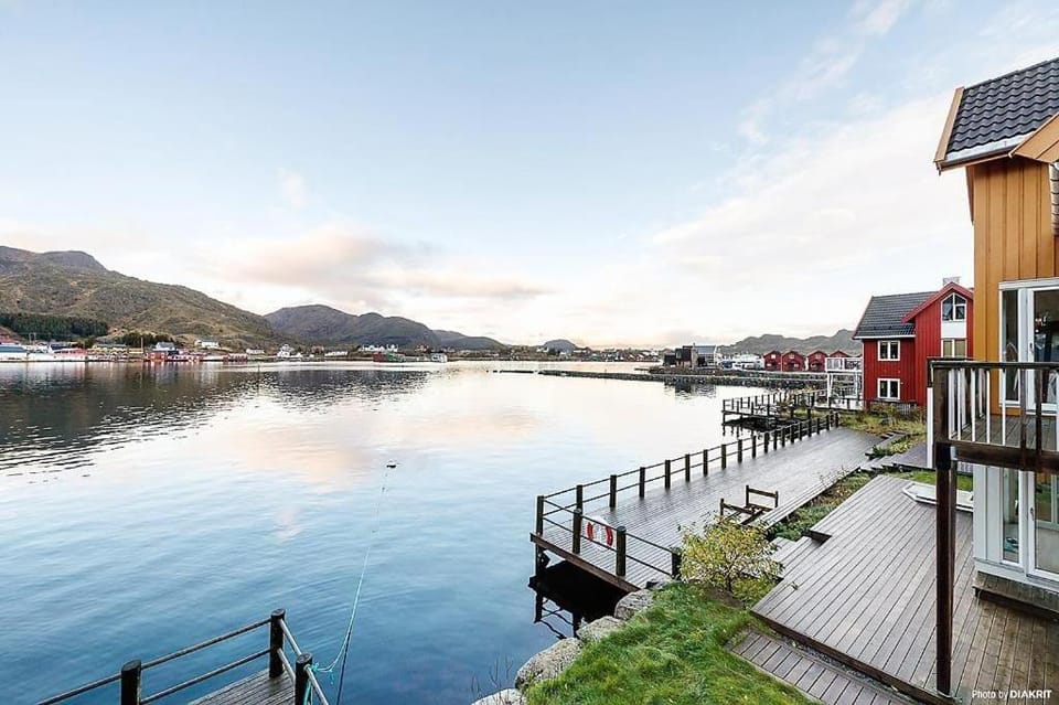 Ballstad Delicate Ocean Front House - Rorbu style House in Lofoten