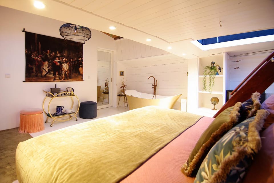 Photo of the whole room, Bedroom