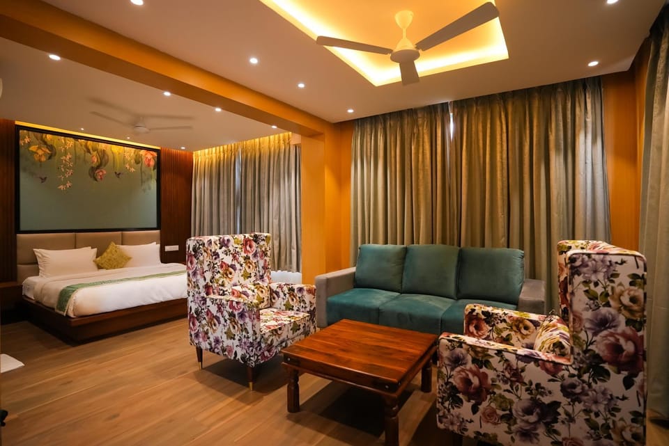 Bed, TV and multimedia, View (from property/room), Living room, Photo of the whole room, Seating area, Bedroom