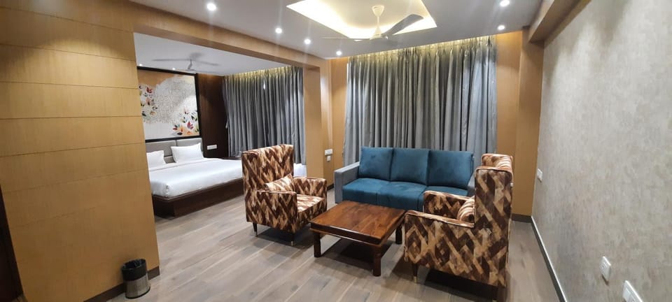 Bed, TV and multimedia, Living room, Photo of the whole room, Seating area, Bedroom