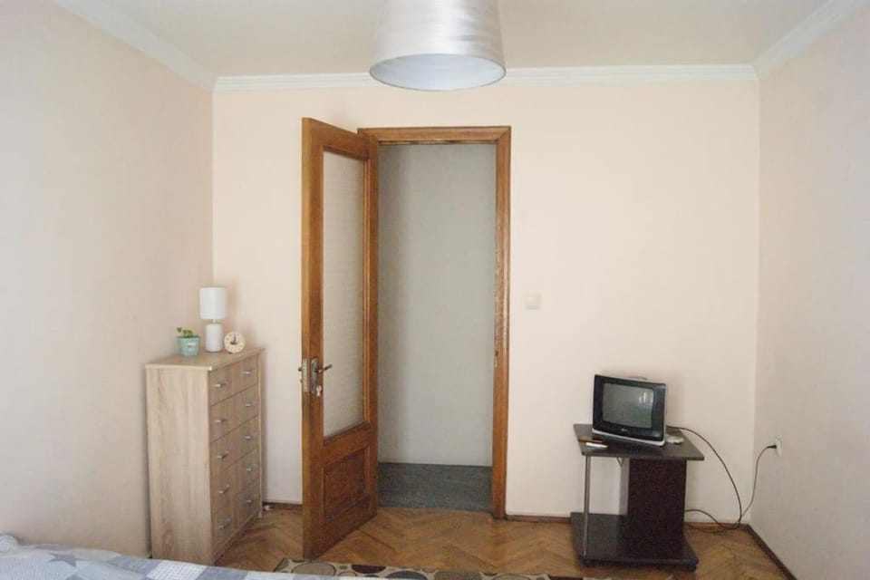 Bed, TV and multimedia, Bedroom