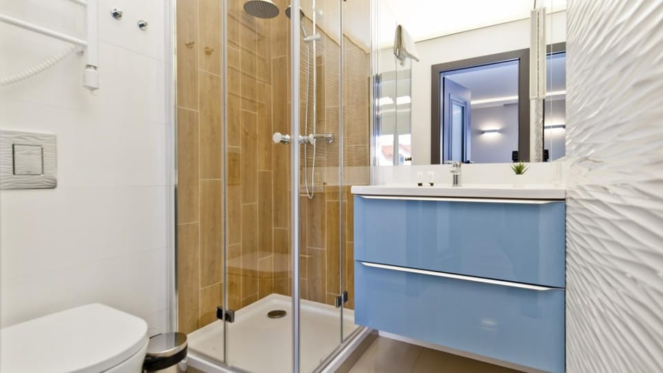 Shower, Toilet, Bathroom, heating, towels