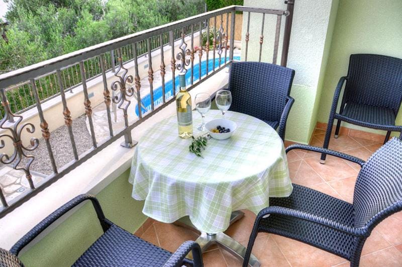 Balcony/Terrace, Drinks, Alcoholic drinks