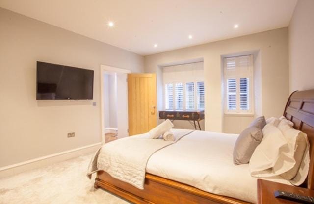 Bed, TV and multimedia, Bedroom