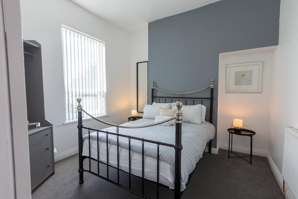 1 Bed Apt near Hospital and Stadium Free Parking Work or Leisure Apartment in Hull