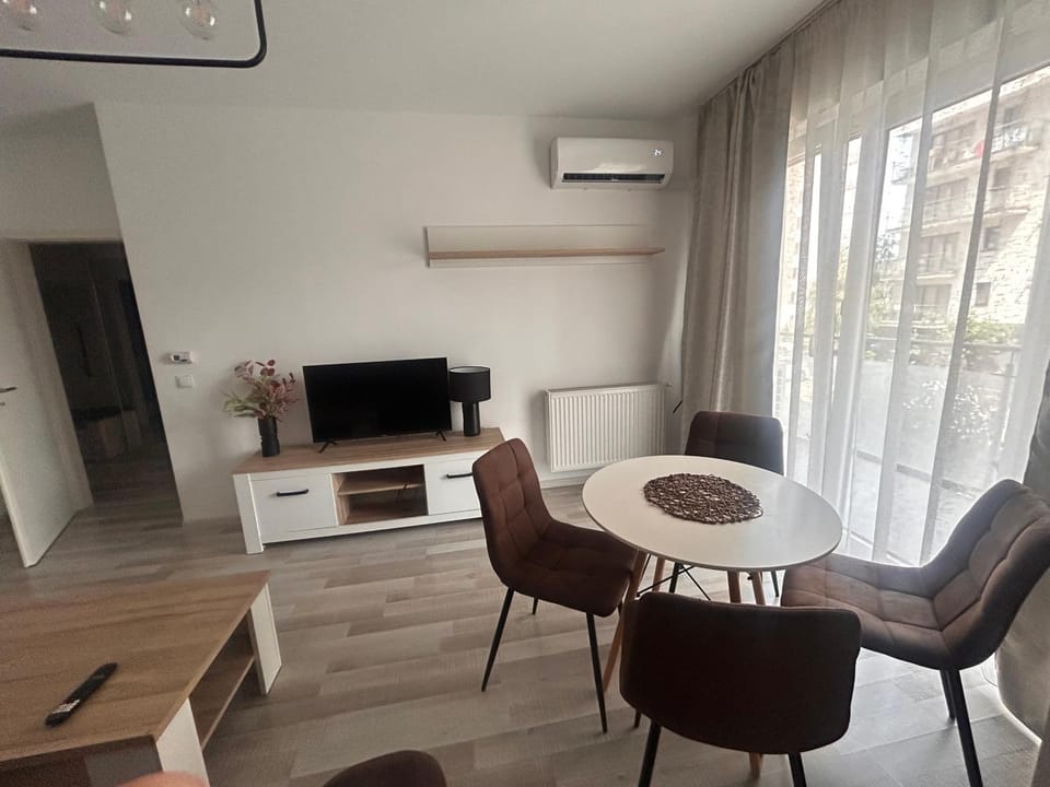 TV and multimedia, Living room, Seating area, Dining area, air conditioner