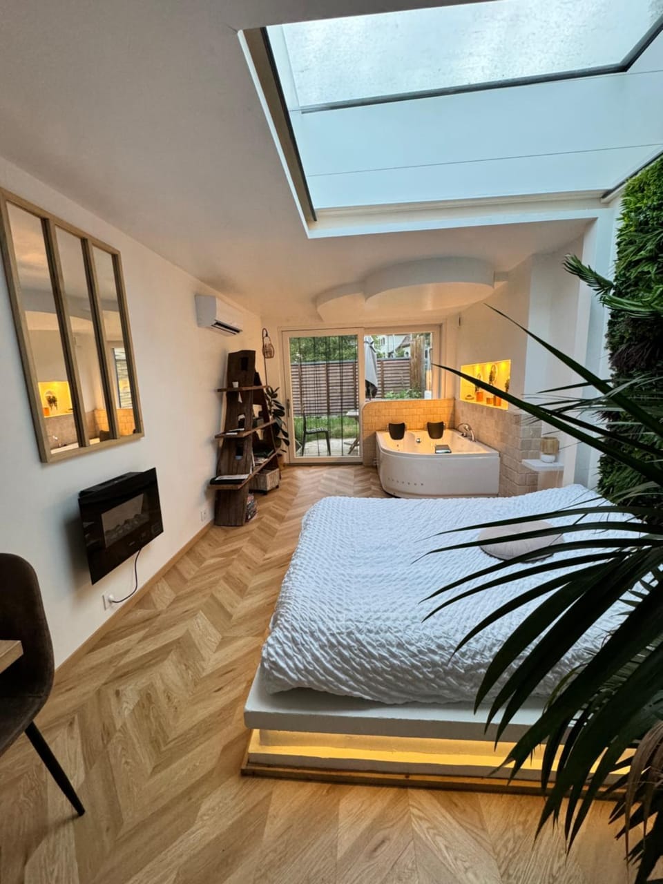 Photo of the whole room, Bedroom