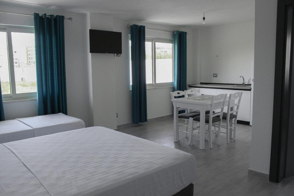 Bed, TV and multimedia, Kitchen or kitchenette, Photo of the whole room, Dining area