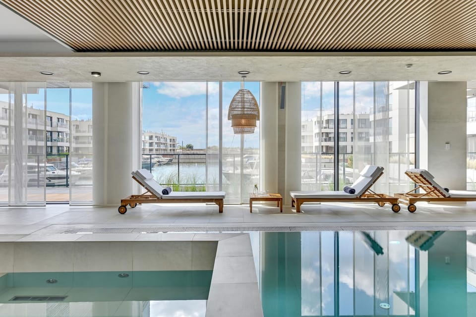 Pool view, Swimming pool, sunbed
