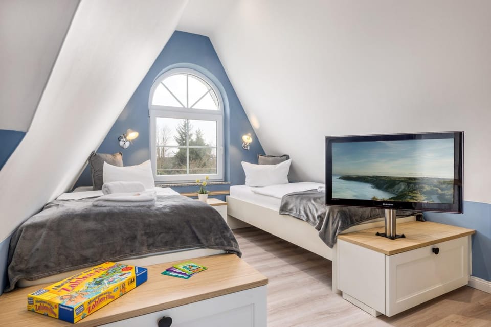 Bed, TV and multimedia, Photo of the whole room, Bedroom