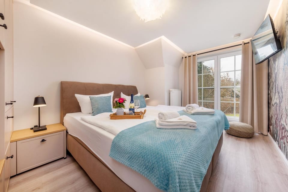 Bed, TV and multimedia, Bedroom