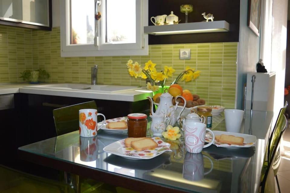 Kitchen or kitchenette, Dining area