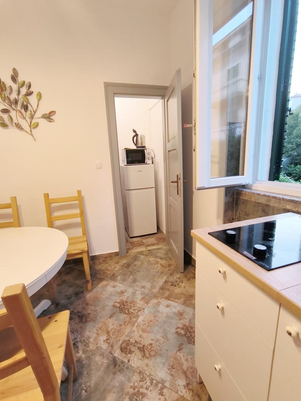 Kitchen or kitchenette, Dining area