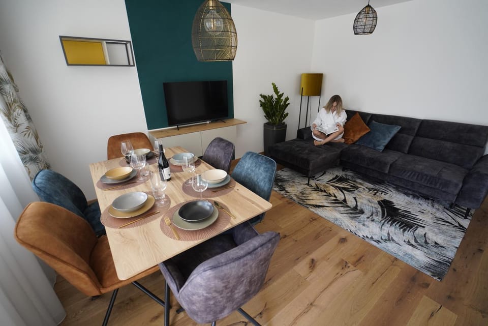 People, Living room, Food and drinks, Seating area, Dining area
