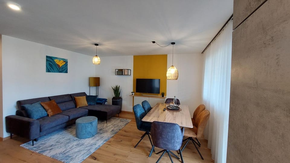TV and multimedia, Living room, Seating area, Dining area
