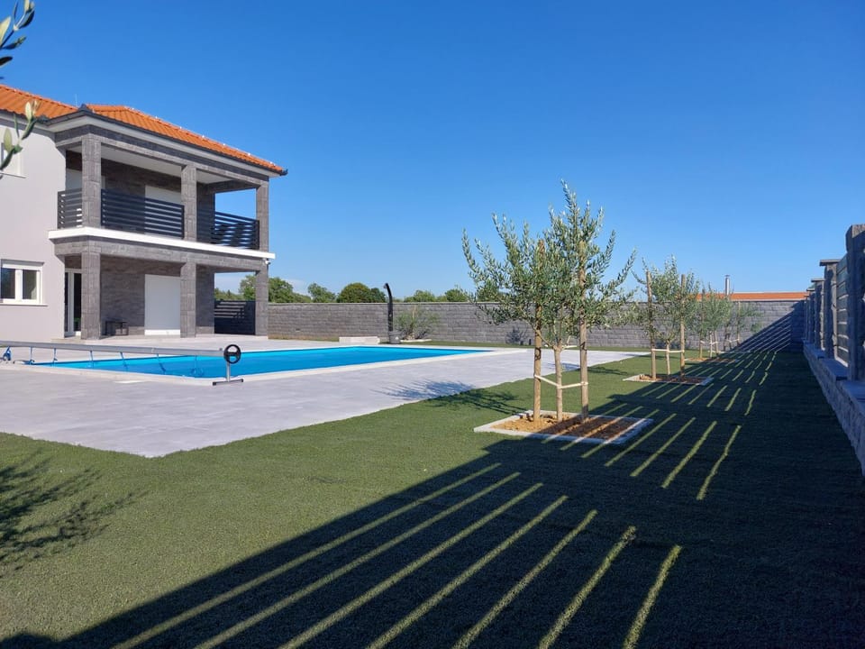 Garden, Swimming pool