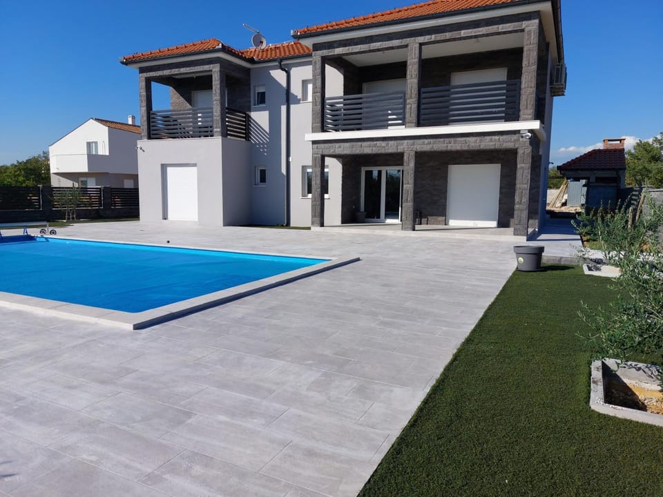 Property building, Garden, Swimming pool