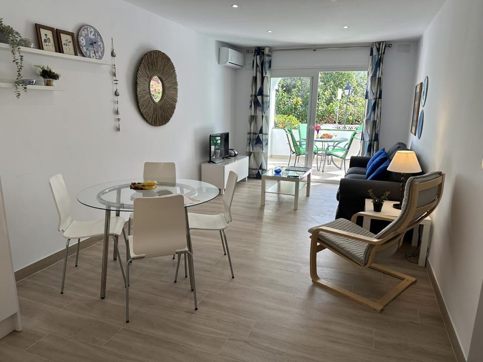 Communal lounge/ TV room, Living room