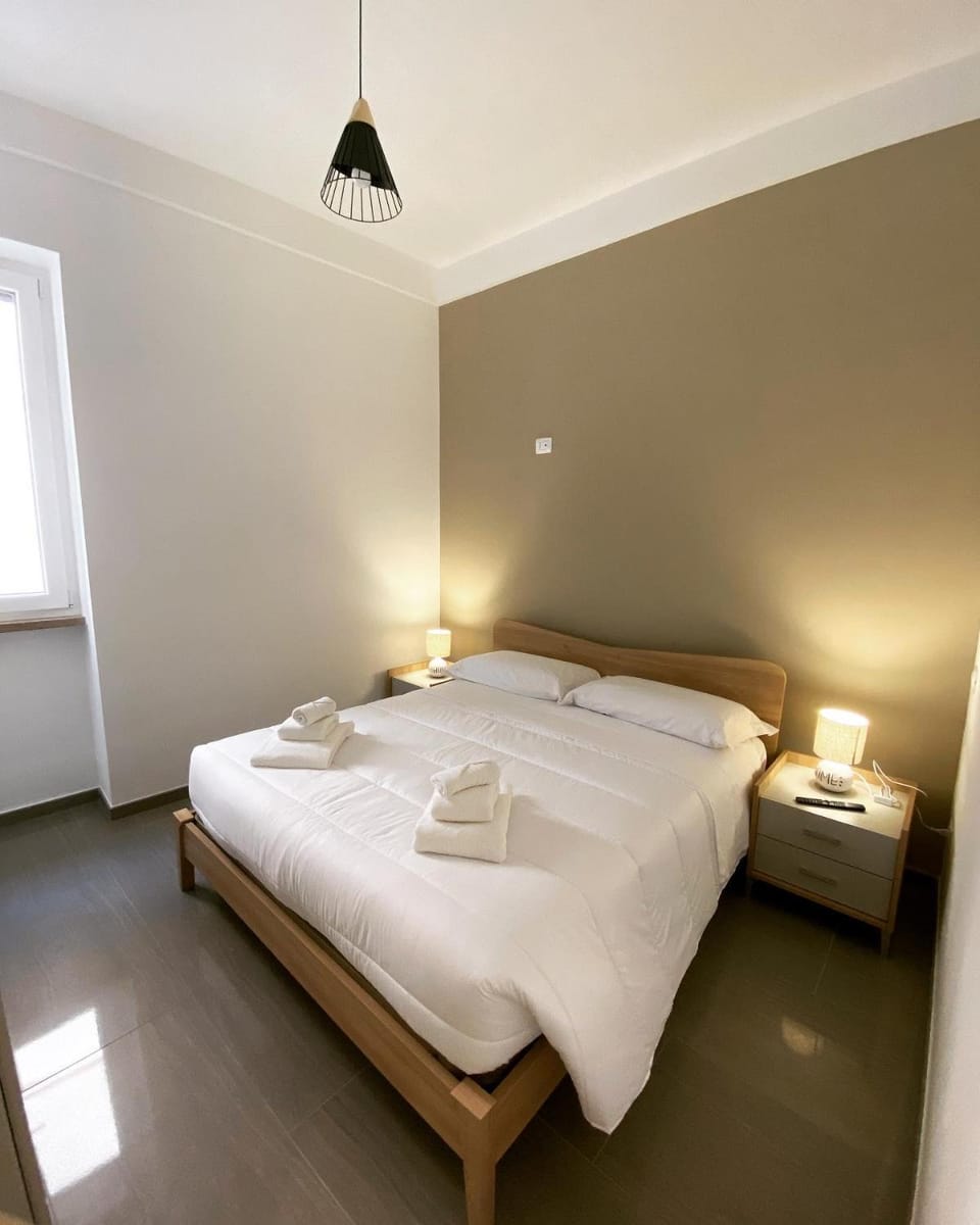 Bed, TV and multimedia, Seating area, Bedroom, air conditioner