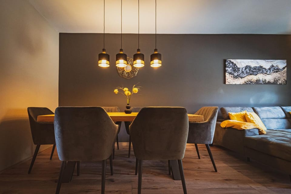 Day, Dining area