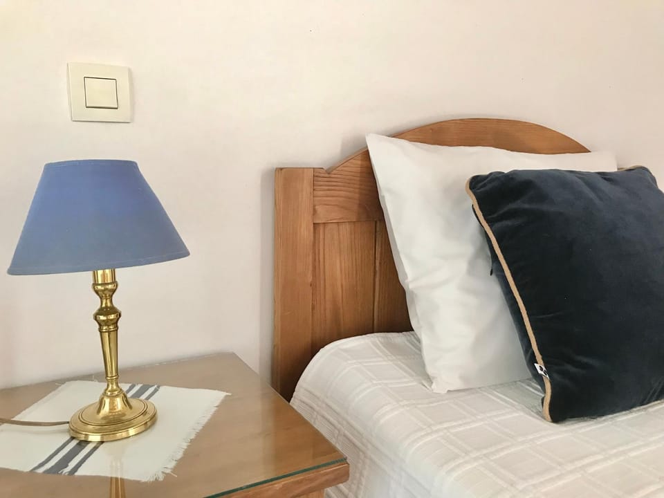 DOMAINE MOURGUY Chambres d'Hôtes chez le vigneron Bed and Breakfast in French Basque Country