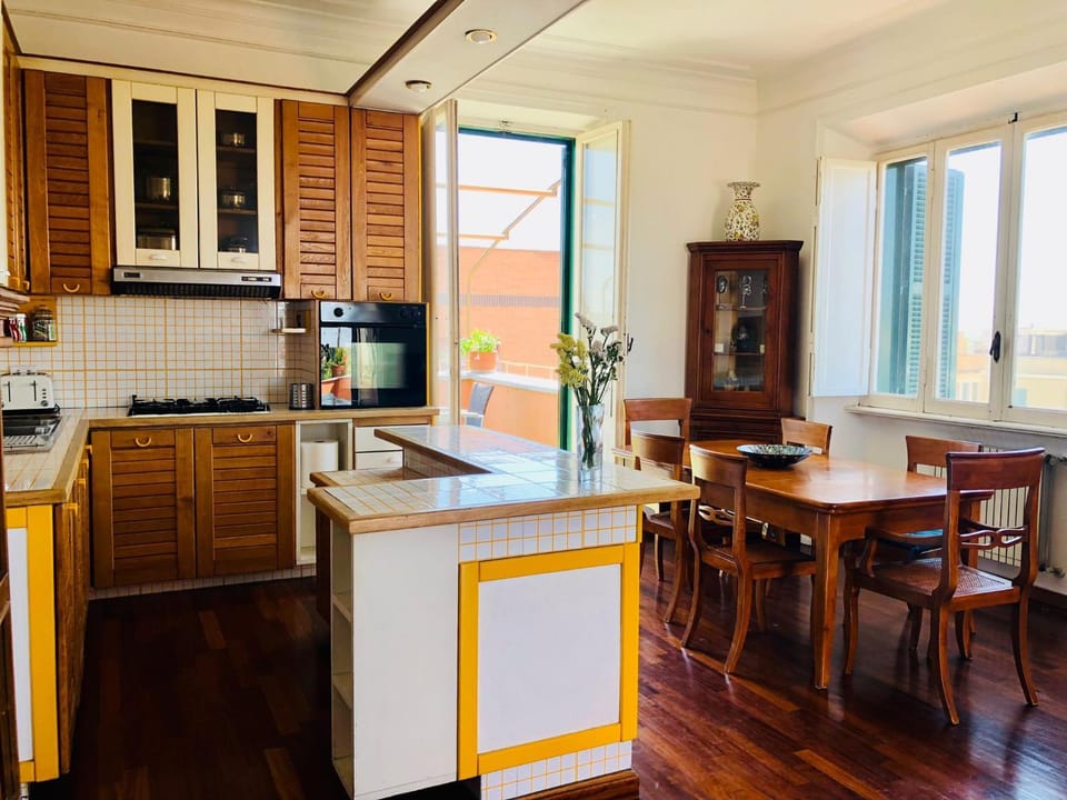 Kitchen or kitchenette, Dining area, minibar, oven, pet friendly, stove