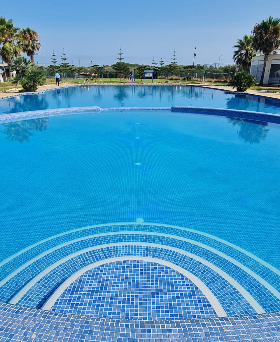 Restaurant/places to eat, Swimming pool