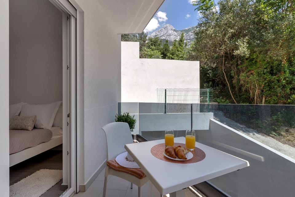 View (from property/room), Balcony/Terrace, Garden view