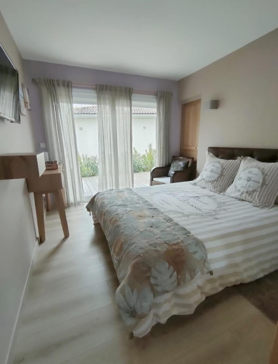 Bed, TV and multimedia, Bedroom