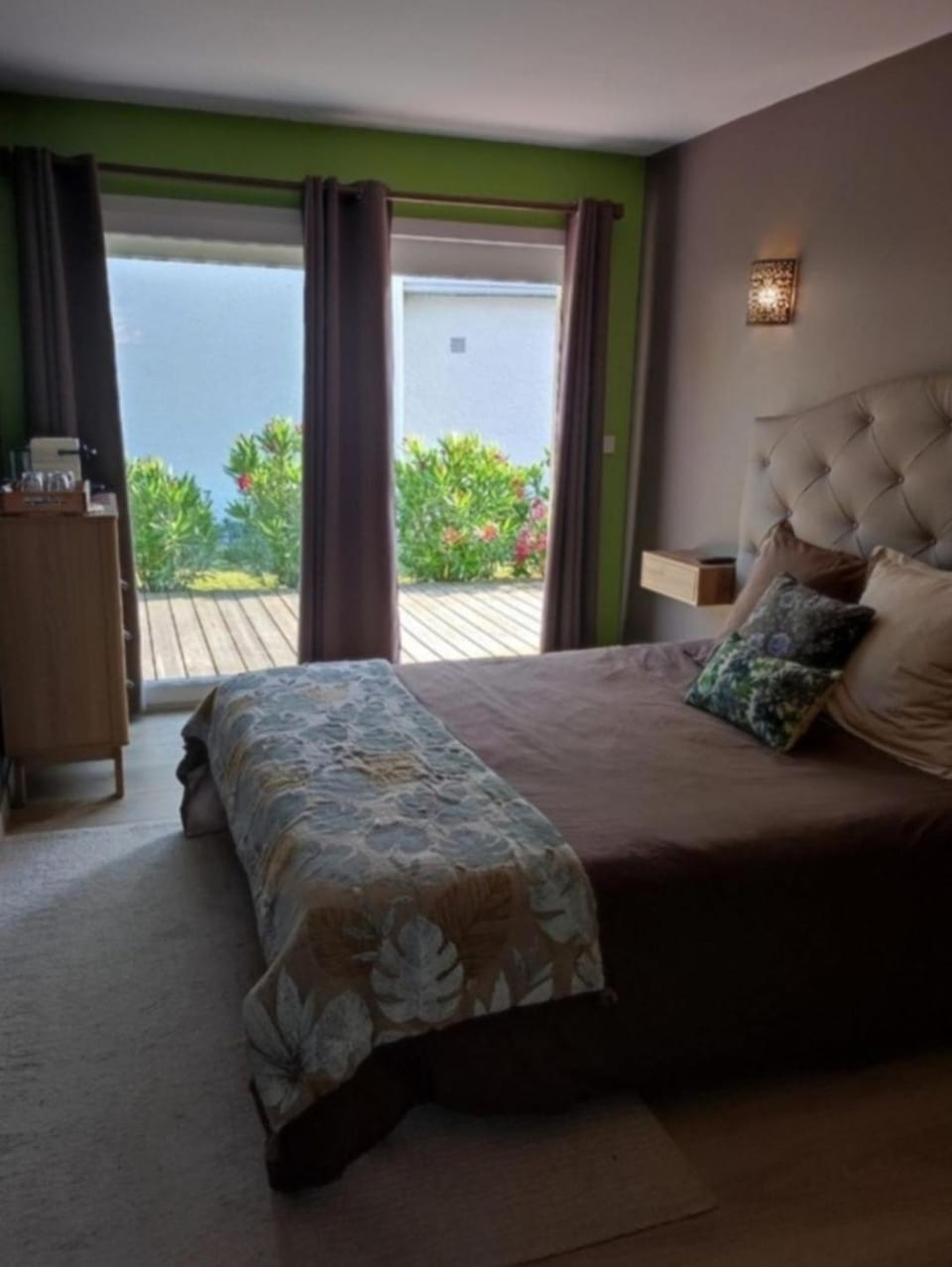 Bed, TV and multimedia, Bedroom