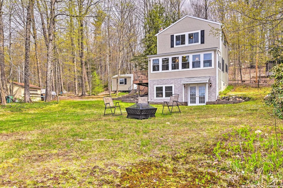 Lakefront Broadalbin Getaway w/ Deck + Kayaks House in Saratoga