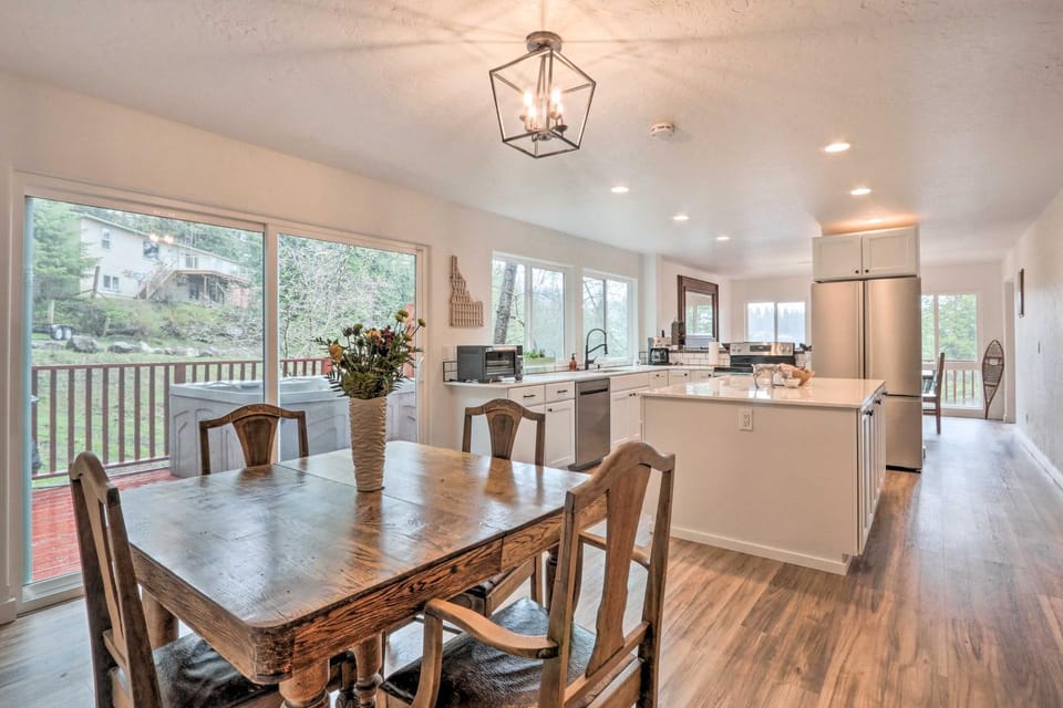 Spacious Sun-Up Bay Cabin, 20 Min to Downtown CDA! Cabin in Kootenai County