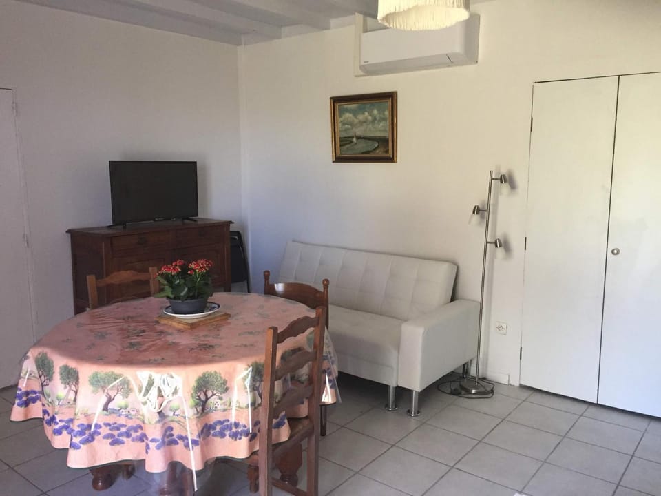 GITE 40 m2 - à Coutras STUDIO avec kitchenette , espace salon, TV, 2 à 3 personnes PISCINE WIFI CLIM près Saint EMILION Apartment in Nouvelle-Aquitaine