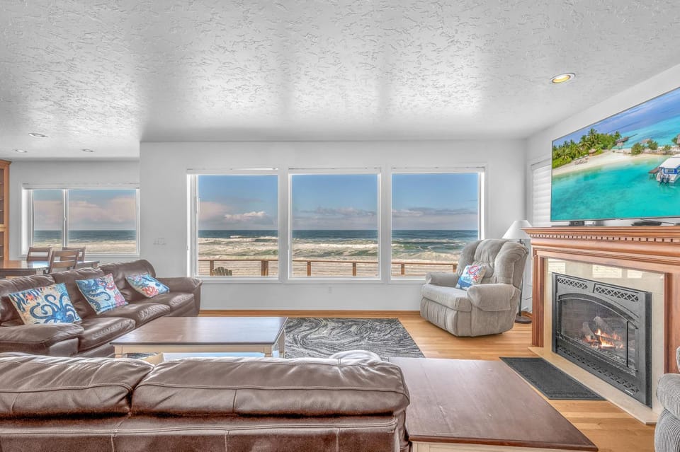 Day, TV and multimedia, Living room, Seating area, Sea view, fireplace, furniture