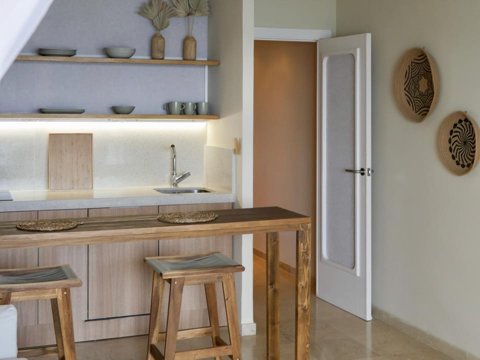 Kitchen or kitchenette, Seating area, Dining area